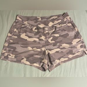 Old Navy activewear shorts women’s size large in light gray camo